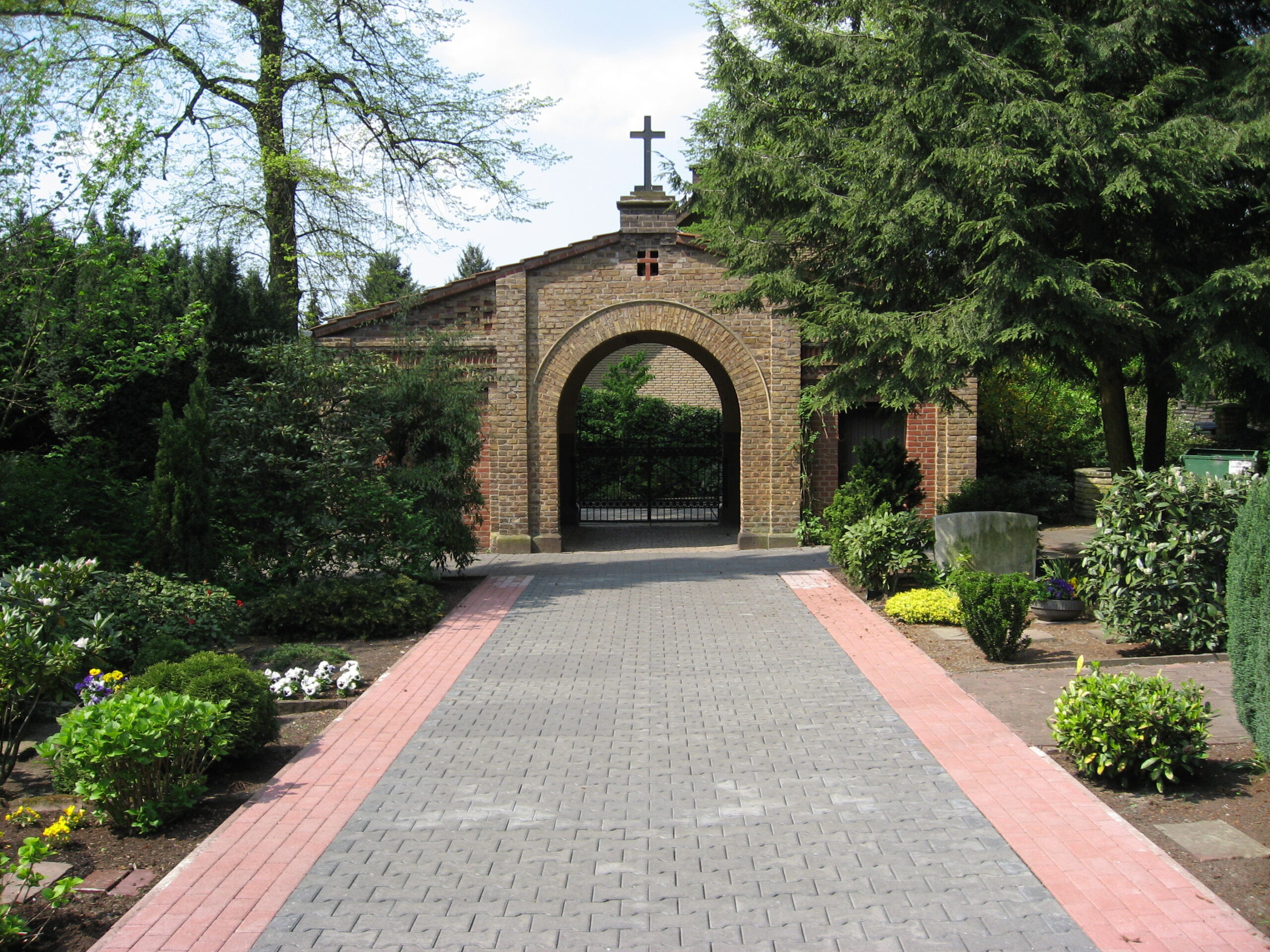 Historischer Friedhofseingang in Bielefeld – Familienbetrieb Friedhofsgärtnerei Beiderbeck seit 1991
